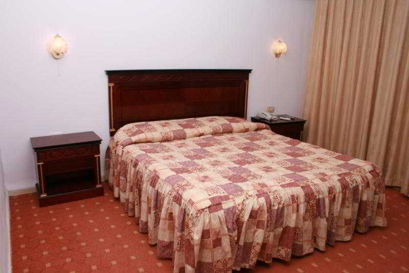 Gardens Hotel Amman Bagian luar foto